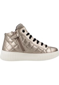 Zapatillas altas de metal plateado con textura acolchada, cordones negros, cremallera lateral y suela de goma blanca.