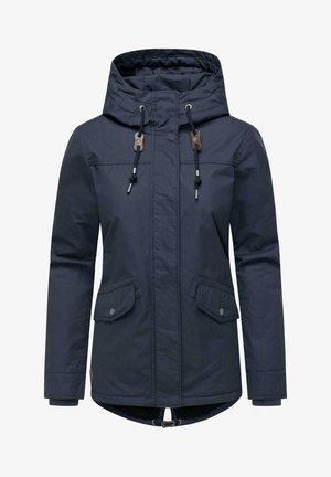 Marinblå parka med huva, framfickor, dragsko och en något längre bakre nederkant. Har en slät tygstruktur.