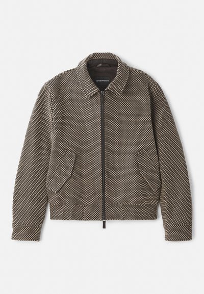 Texturerad zip-jacka i brun och beige, med krage, två framfickor och ett prickigt mönster överallt.