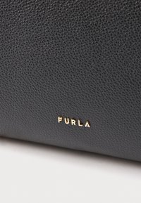 Sort læderhåndtaske med en struktureret finish, der har et gyldent "Furla"-logo. Designet er rektangulært med glatte kanter.