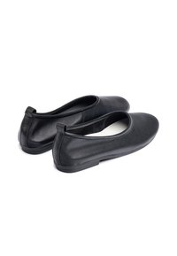 Zwarte leren balletschoenen met ronde neuzen, een lage hak en een gladde textuur. Beschikt over een subtiele achterkant lus voor gemakkelijk aan- en uittrekken.