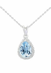 Ogrlica s privjeskom u obliku suze koja sadrži svijetloplavi dragulj okružen malim bistra kamenčićima, na srebrnom lancu sa jednostavnim kopčanjem.