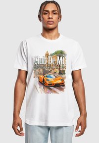 Bílá bavlněná tričko s barevným grafickým motivem oranžového sportovního vozu a textem "Club De MC, Monaco Racing Club 1990."