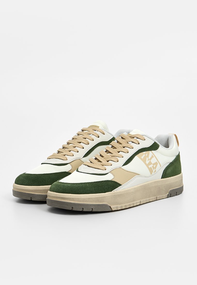 Sneakers con pannelli in pelle bianca e suede verde, dettagli beige, punta tonda, suola testurizzata e logo sul lato.