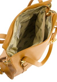 Tan leren handtas met een gestructureerd oppervlak, voorzien van gouden hardware en een ruime, gemarmerde beige binnenvoering. Ritssluiting.
