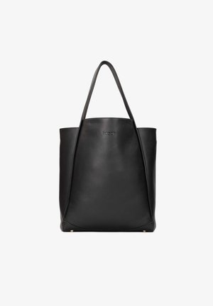 Bolso tote de cuero negro con una textura suave, diseño alargado y dos asas resistentes. Presenta logo grabado y detalles en tono dorado.