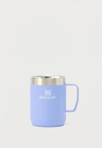 Mug en acier inoxydable avec une finition mate lavande, un couvercle à accent argenté et une poignée latérale. Il arbore le logo "STANLEY" en blanc.