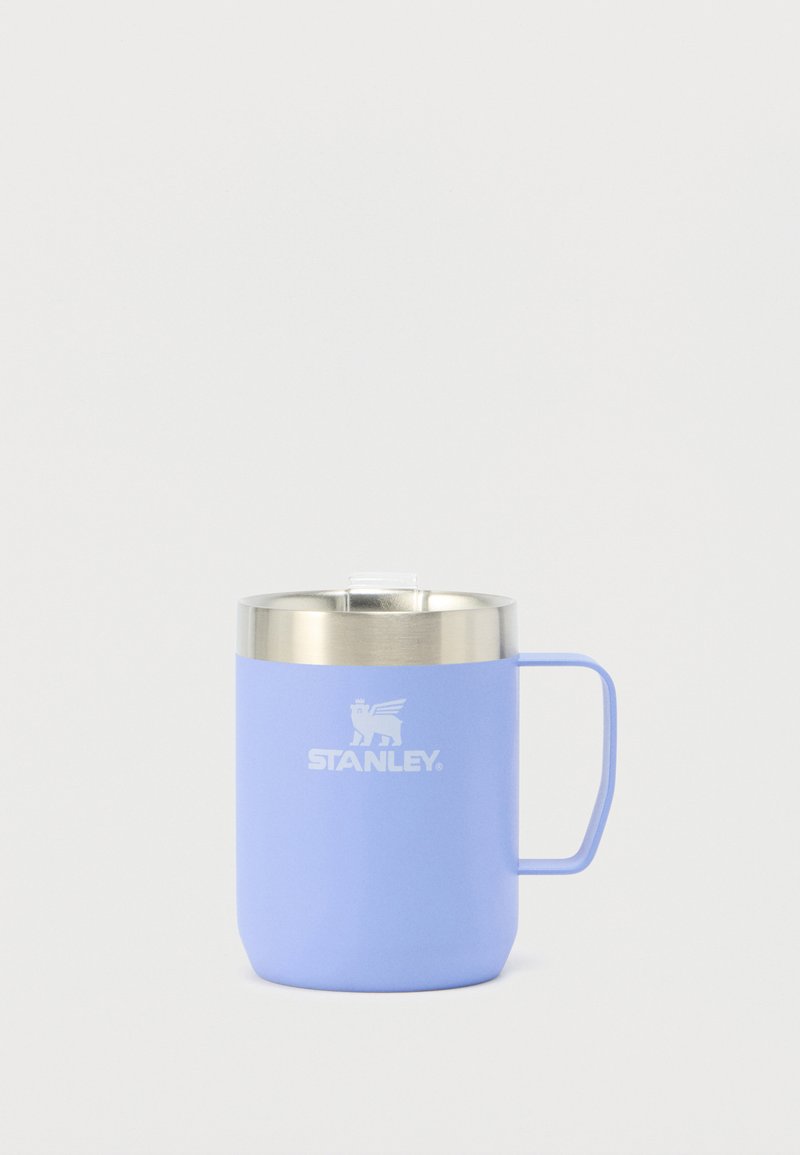 Mug en acier inoxydable avec une finition mate lavande, un couvercle à accent argenté et une poignée latérale. Il arbore le logo "STANLEY" en blanc.
