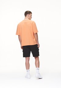 Pegador LOGO TEE - T-Shirt basic - washed apricot/white gum