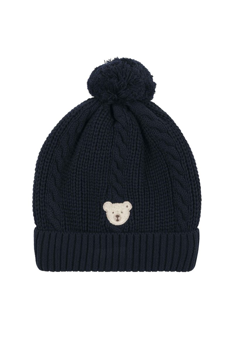 Granatowa dziana czapka beanie z wzorem w warkocze, z prążkowanym brzegiem i puszystym pomponem na górze. Na przodzie wyszyta jest kremowa twarz misia.
