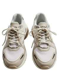 Chaussures de sport blanches et beige avec une tige en mesh, des accents texturés, un bout rond et des lacets plats. Elles disposent de semelles rembourrées et d'un logo reconnaissable.