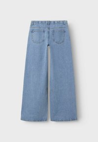 Ljusblå vida jeans med hög midja, tillverkade av denim. Har två bakfickor och en rå kant i nederkant. Ren, enkel design.