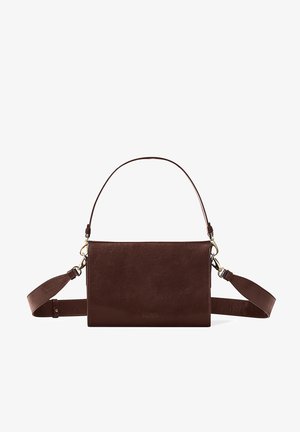 Sac bandoulière en cuir marron avec une forme rectangulaire plate, une bandoulière ajustable et des finitions en métal doré. Présente une texture en relief.