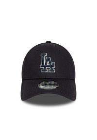 Svart baseballcap med et brodert "LA"-logo i marineblått. Har en buet skjerm og teksturmønster på stoffet.