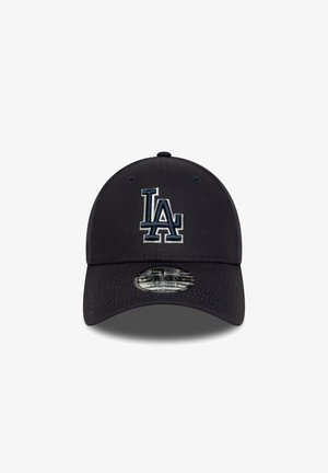 Casquette de baseball noire avec un logo "LA" brodé en navy. Présente une visière incurvée et un motif texturé sur le tissu.