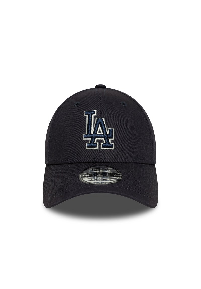 Svart baseballcap med et brodert "LA"-logo i marineblått. Har en buet skjerm og teksturmønster på stoffet.
