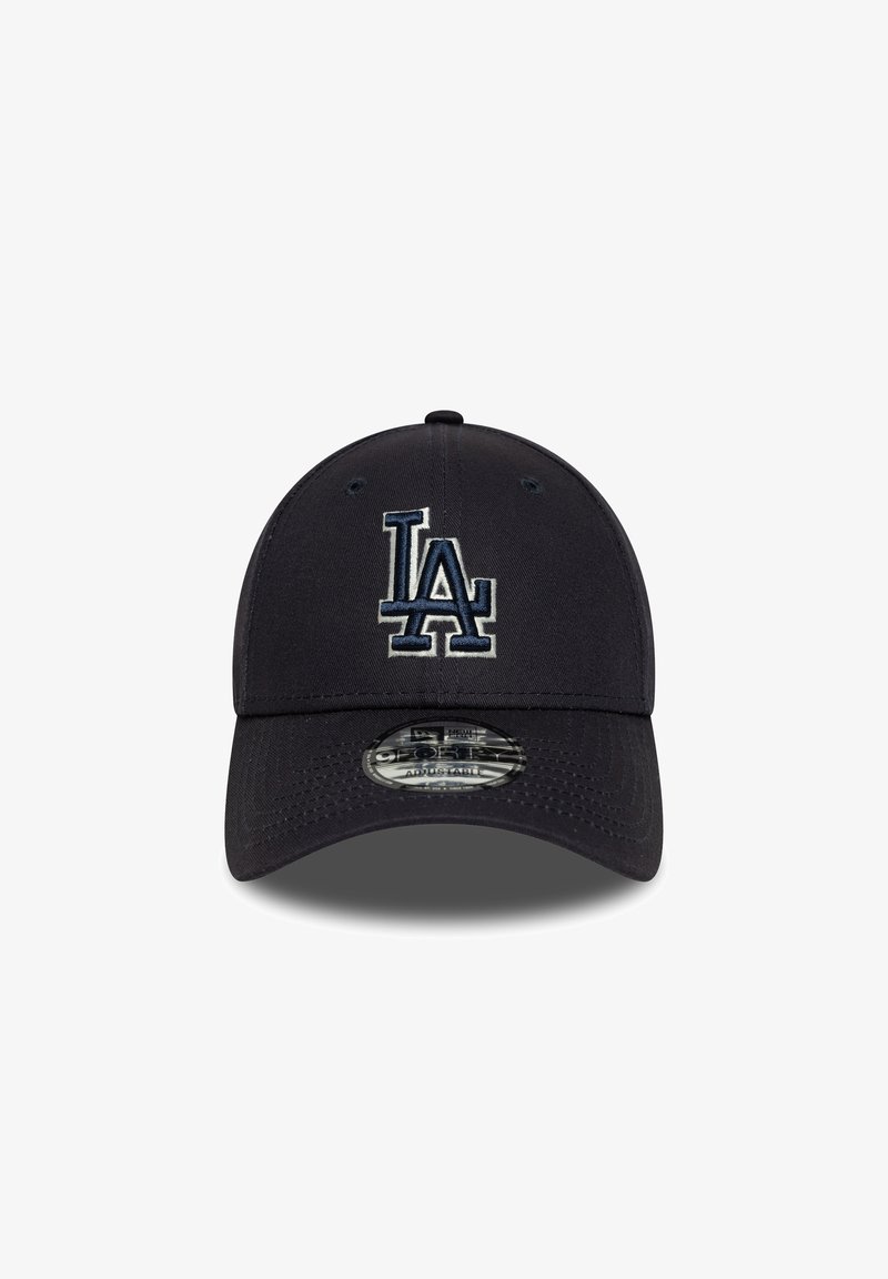 Czarna czapka baseballowa z haftowanym logo "LA" w kolorze granatowym. Posiada zakrzywiony daszek oraz wzór tekstury na materiale.