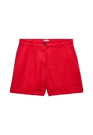 Shorts rouges vifs pour femmes avec poches avant, fermeture par boutons, passants de ceinture et ourlets retroussés sur fond blanc.