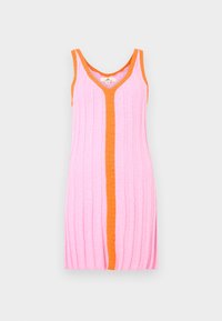Pleteni haljina bez rukava u ružičastoj boji s rebrastom teksturom, s narančastim V-izrezom i okomitim prugama. Meki materijal s uskim krojom.