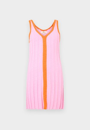 Rozā trikotāžas piedurkņu kleita ar ribas tekstūru, oranžu V-veida kakla izgriezumu un vertikālu svītru. Mīksts audums ar pieguļošu siluetu.