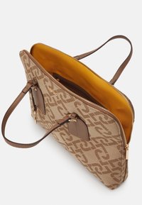 Borsa a tracolla marrone con motivo a fantasia, due manici, cerniera dorata e fodera interna giallo senape, mostrata ad angolo con la parte superiore aperta.