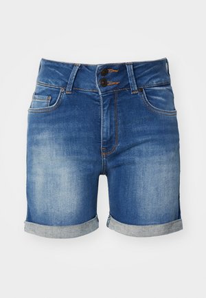 Pantalones cortos de mezclilla en un degradado de azul claro a oscuro, con un cierre de doble botón, dobladillos enrollados y bolsillos frontales con costuras en contraste.