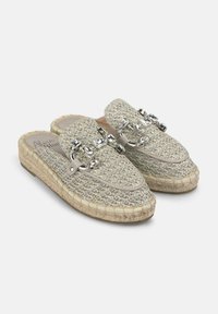 Scarpe slip-on in tessuto intrecciato color beige chiaro, dotate di una fibbia decorativa in argento e di una suola in juta stile espadrilles testurizzata.