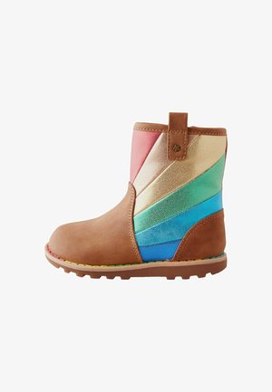 Stivale alla caviglia in suede marrone con pannelli metallici multicolori in rosa, oro, verde e blu. Accenti testurizzati notevoli e suola in gomma.