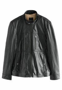 Chaqueta de cuero negra con un cuello alto, dos bolsillos en el pecho con cremallera y un interior suave forrado en color beige. Tiene un acabado ligeramente texturizado.