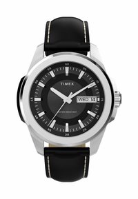 Náramkové hodinky Timex se stříbrným pouzdrem z nerezové oceli, černým ciferníkem a černým koženým řemínkem. Mezi funkce patří zobrazení data a voděodolnost.