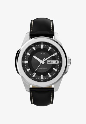 Ceas de mână Timex cu carcasă din oțel inoxidabil argintiu, cadran negru și curea din piele neagră. Între caracteristici se numără afișajul datei și rezistența la apă.
