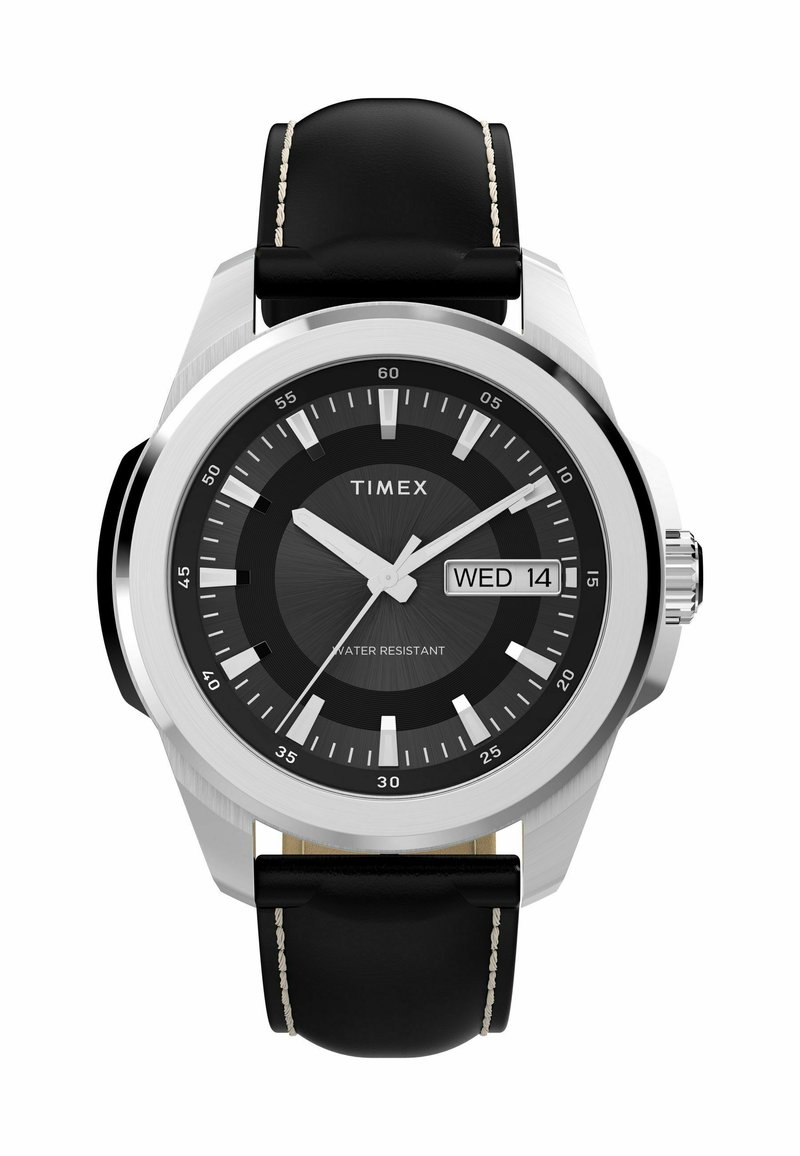 Náramkové hodinky Timex se stříbrným pouzdrem z nerezové oceli, černým ciferníkem a černým koženým řemínkem. Mezi funkce patří zobrazení data a voděodolnost.