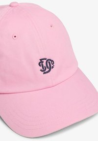 Pink cap made of cotton, featuring a curved brim and embroidered logo in navy on the front. Adjustable strap at the back, smooth texture.