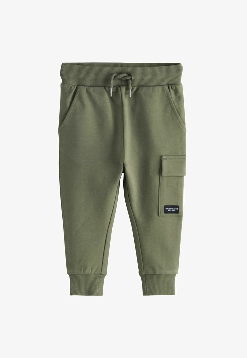 Pantaloni jogger verde oliva realizzati in morbido tessuto, con vita elasticizzata e cordino, due tasche laterali e una tasca a toppa sulla gamba.