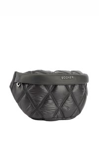 Svart vadderad nylonväska med ett slätt läderband upptill med präglad logotyp, rundad form och metalliska detaljer.