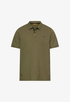 Oliwkowa koszulka polo z krótkim rękawem, kołnierzykiem, plisą na dwa guziki, małym logo na piersi i małą metką przy dolnym brzegu na białym tle.