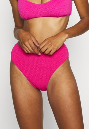 Conjunto de bikini rosa com um design texturizado e trançado. A parte de cima é de estilo faixa, enquanto a parte de baixo tem um corte alto, acentuando a silhueta.