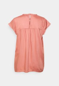 Top rosa a maniche corte con vestibilità morbida, pieghe sul retro e chiusura a bottone sul collo. Tessuto liscio con rifiniture in pizzo.