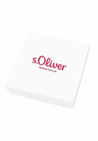 Scatola quadrata bianca con un logo rosso che recita "s.Oliver" e la frase "FASHION FOR LIFE" in un font moderno. Texture liscia, senza motivi.