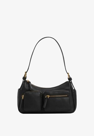 Schwarze Lederhandtasche mit gebogener Form, einem Schulterriemen und zwei vorderen Reißverschlusstaschen. Goldene Metallakzente sorgen für Kontrast.