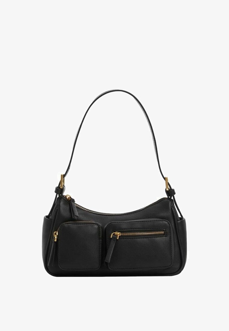 Sac à main en cuir noir avec une forme incurvée, une bandoulière et deux poches avant zippées. Des accessoires dorés ajoutent du contraste.