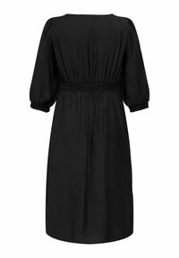 Melnā kleita ar elastīgu vidukli, īsām pūkainām piedurknēm un brīvu piegriezumu. Izgatavota no viegla auduma ar gludu tekstūru.