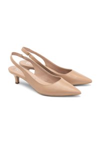 Tacchi slingback in pelle beige con punta affusolata, tacco kitten basso e design aperto sul retro. Texture liscia con dettagli di cucitura minimi.