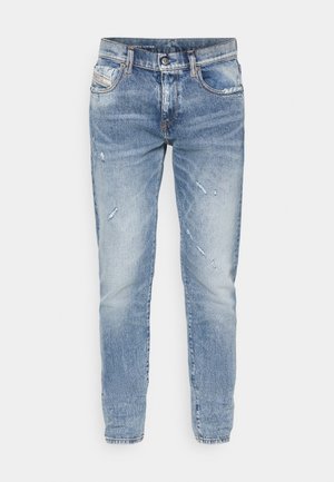 Jeans din denim de culoare albastru deschis, cu un finisaj decolorat, detalii distresate, design standard cu cinci buzunare și croială dreaptă.