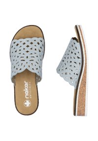 Himmelblaue Slipper-Sandalen mit ausgeschnittenem Design, korkartiger Mittelsohle und strukturiertem Fußbett. Mit weißer Gummisohle und Rieker-Logo.