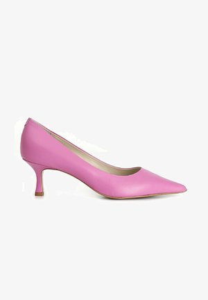 Pump rosa in pelle con punta affusolata e tacco kitten basso. Texture liscia con cuciture minime e un design pulito e semplice.