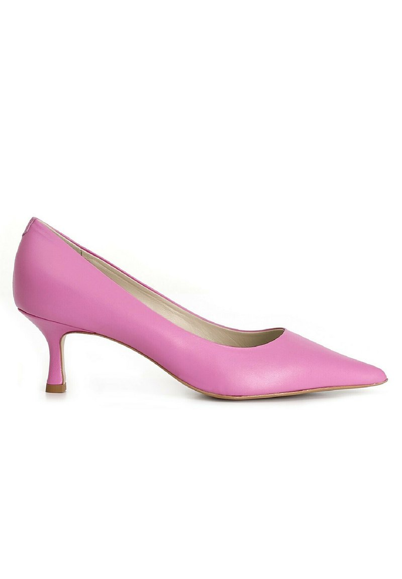 Escarpin en cuir rose avec un bout pointu et un petit talon aiguille. Texture lisse avec un minimum de couture et un design épuré et simple.