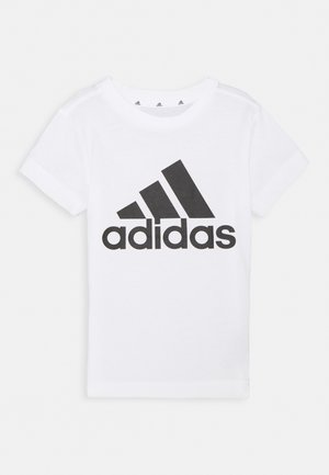 T-shirt en coton blanc avec un grand logo Adidas noir et trois bandes noires sur le haut du dos. Manches courtes et design à col rond.