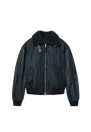 Granatowa kurtka bomber z skórzanymi rękawami, kołnierzem z futerka oraz elastycznymi ściągaczami. Zapięcie na suwak z przodu oraz dwie boczne kieszenie.