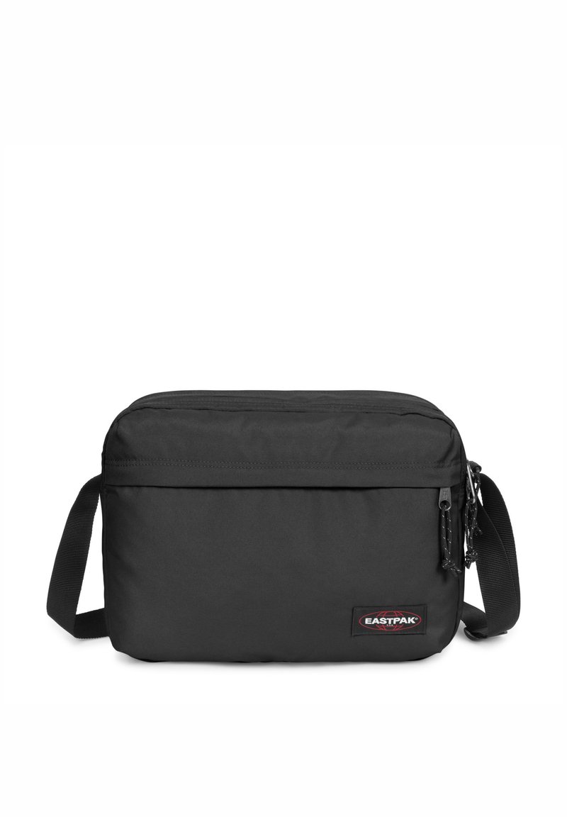Borsa messenger Eastpak nera realizzata in tessuto resistente, con forma rettangolare, chiusura con zip, tracolla regolabile e patch del logo.